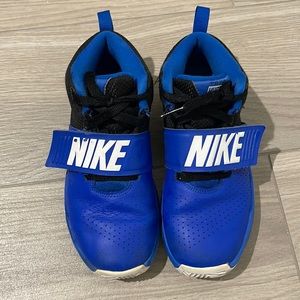 Nike Boys Basketball Team Hustle D8 Sneakers size 2.5